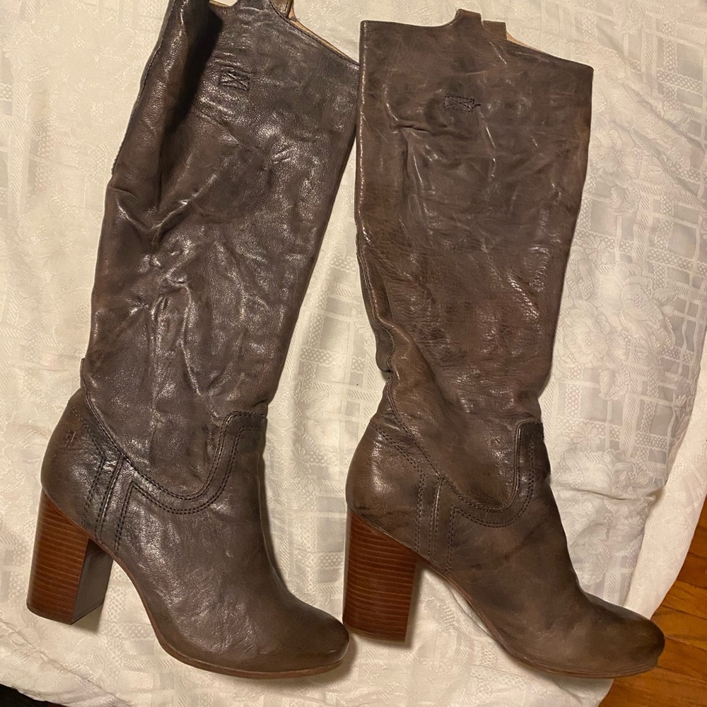 Like new Frye Carson Boots